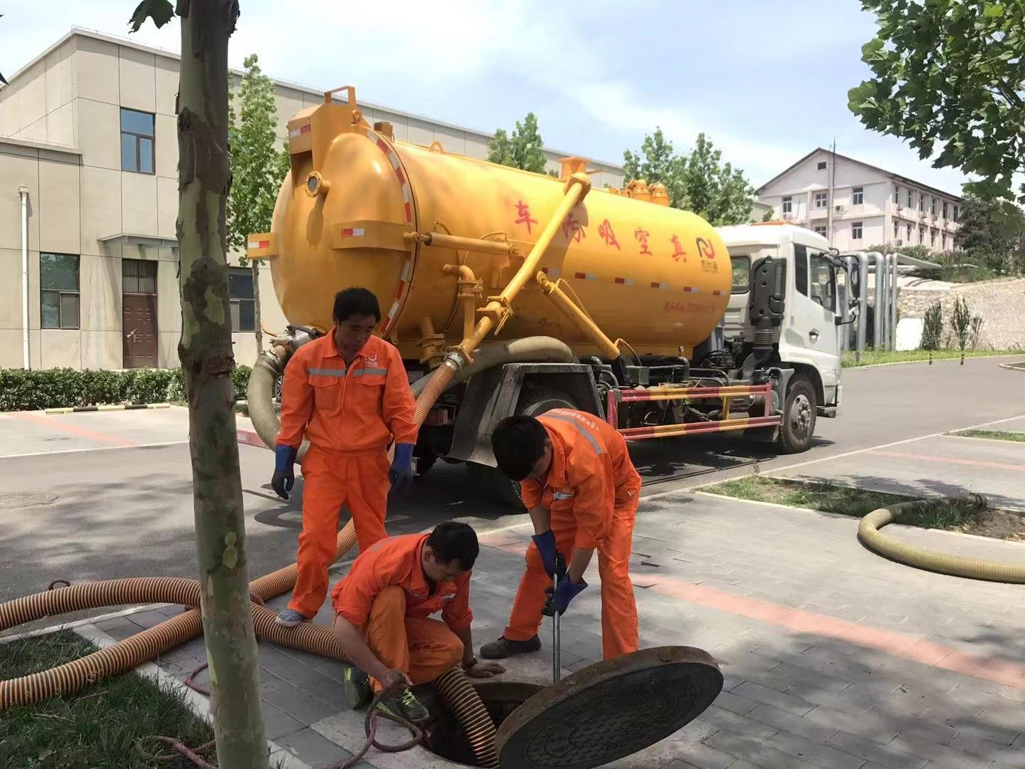 兰陵管道疏通车停在窨井附近