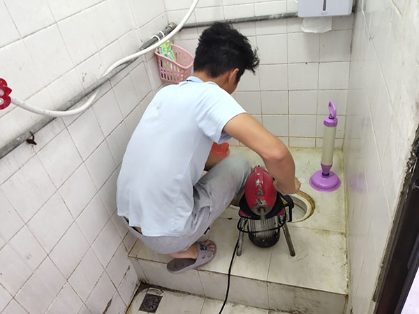 兰陵管道堵塞冒臭气 专业师傅现场解决问题